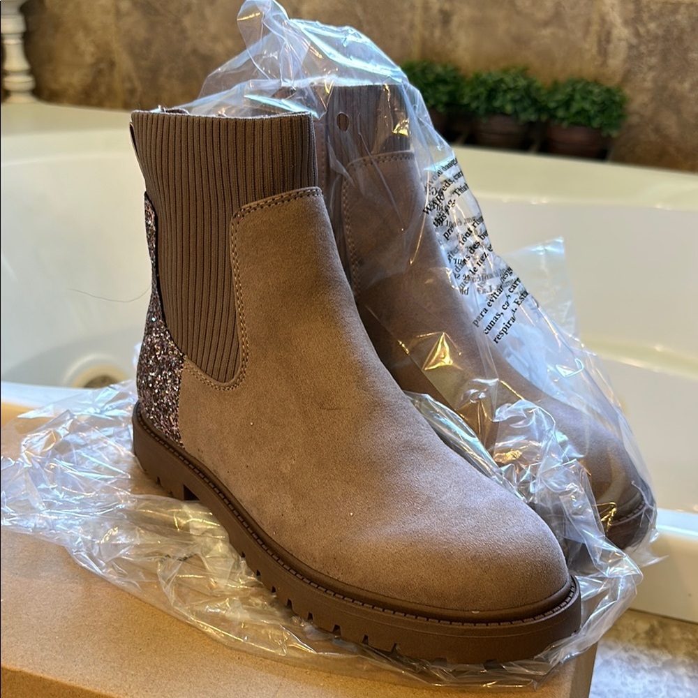 Brown Ankle Boots (women’s 5, girls 4 youth)
